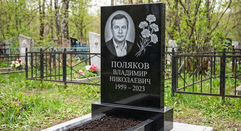 Памятник с гравировкой гвоздик — выполненная работа «Поляков» в Тюмени