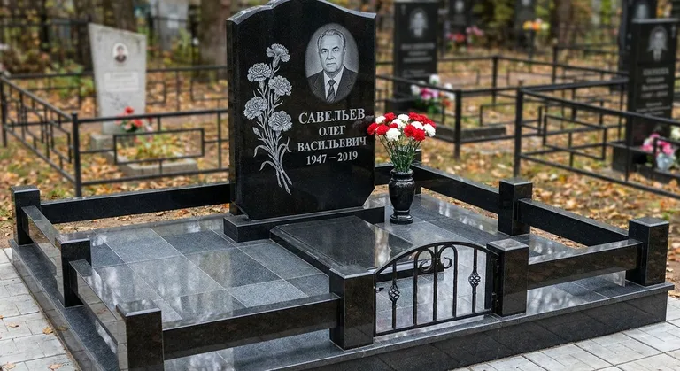 Памятник с гравировкой гвоздик — выполненная работа «Савельев» в Тюмени