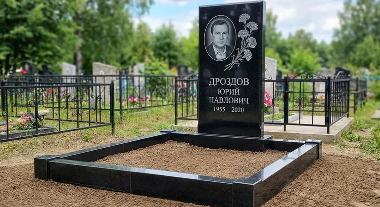 Памятник с гравировкой гвоздик — выполненная работа «Дроздов» в Тюмени