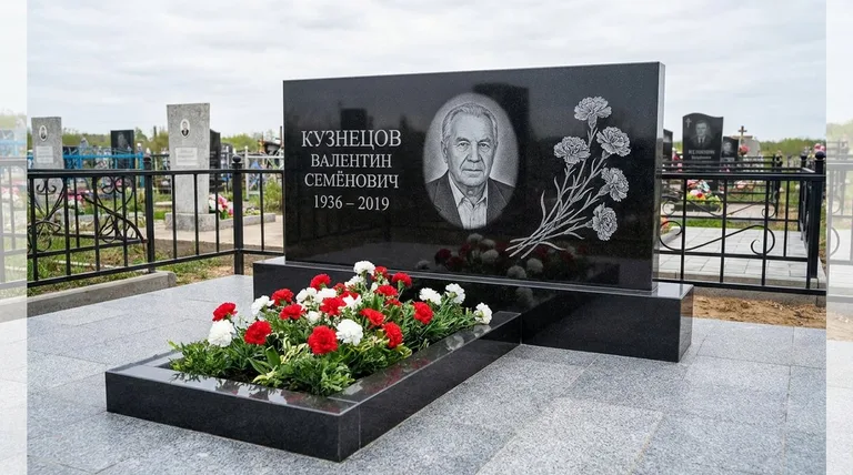 Памятник с гравировкой гвоздик — выполненная работа «Кузнецов» в Тюмени