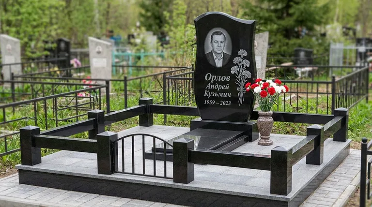 Памятник с гравировкой гвоздик — выполненная работа «Орлов» в Тюмени