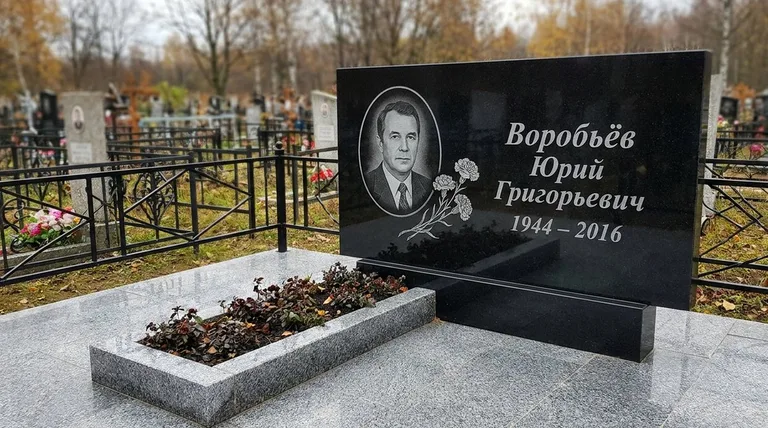 Памятник с гравировкой гвоздик — выполненная работа «Воробьёв» в Тюмени
