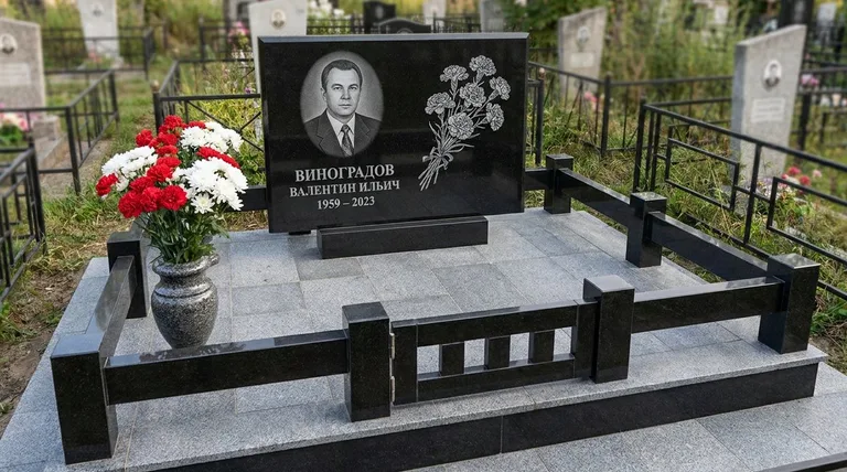 Памятник с гравировкой гвоздик — выполненная работа «Виноградов» в Тюмени