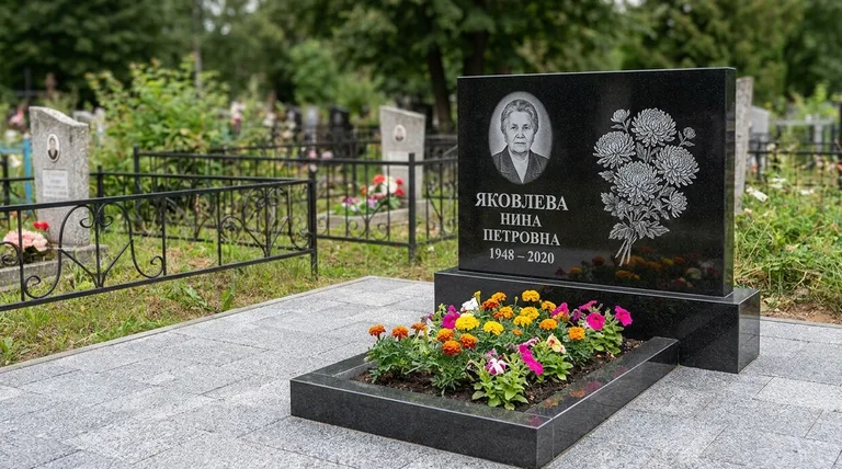Памятник с гравировкой хризантем — выполненная работа «Соколов» в Тюмени