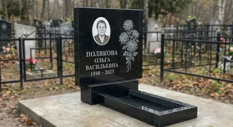 Памятник с гравировкой хризантем — выполненная работа «Полякова» в Тюмени