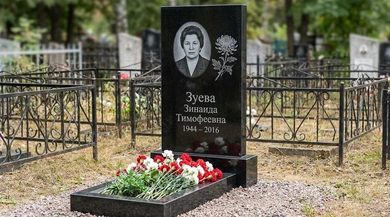 Памятник с гравировкой хризантем — выполненная работа «Зуева» в Тюмени