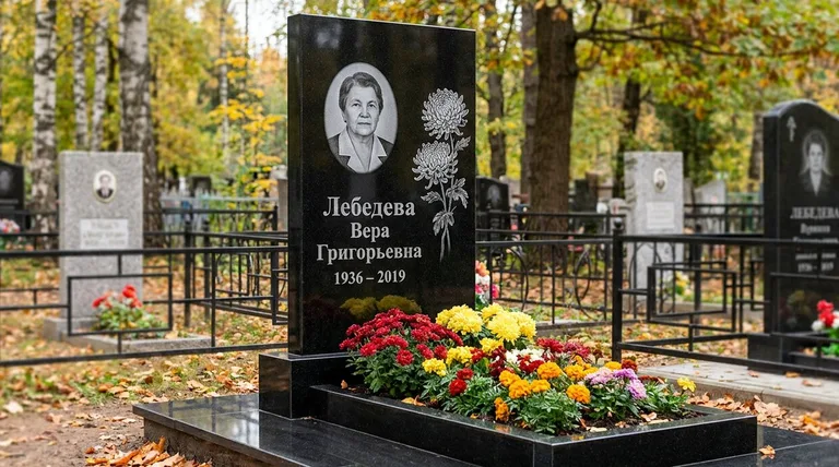 Памятник с гравировкой хризантем — выполненная работа «Лебедева» в Тюмени
