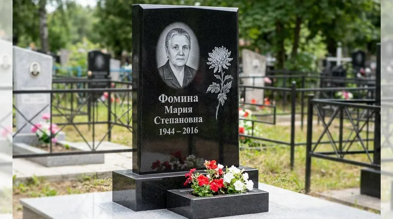 Памятник с гравировкой хризантем — выполненная работа «Фомина» в Тюмени