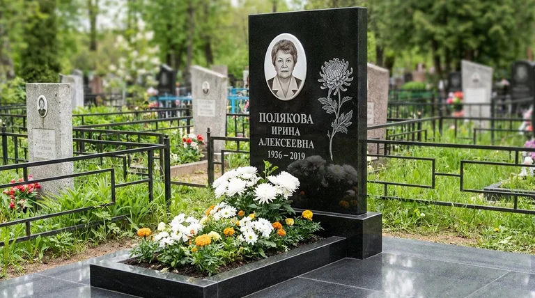 Памятник с гравировкой хризантем — выполненная работа «Полякова» в Тюмени