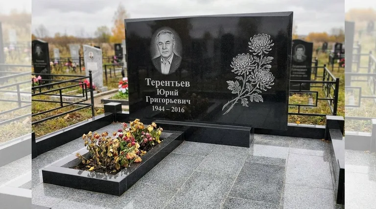 Памятник с гравировкой хризантем — выполненная работа «Терентьев» в Тюмени