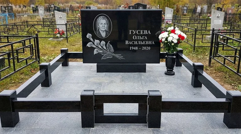 Памятник с гравировкой калл — выполненная работа «Гусева» в Тюмени