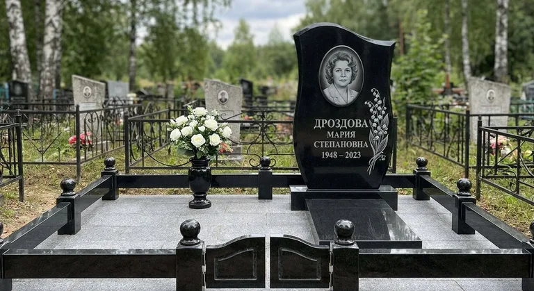 Памятник с гравировкой ландышей — выполненная работа «Дроздова» в Тюмени
