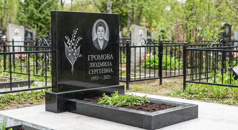 Памятник с гравировкой ландышей — выполненная работа «Громова» в Тюмени