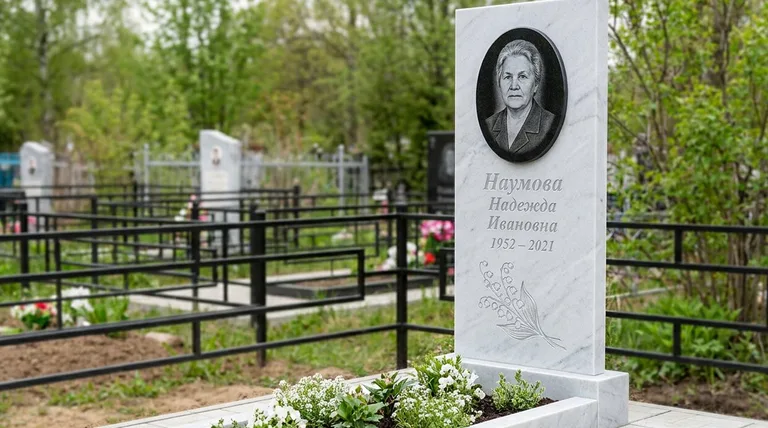 Памятник с гравировкой ландышей — выполненная работа «Наумова» в Тюмени