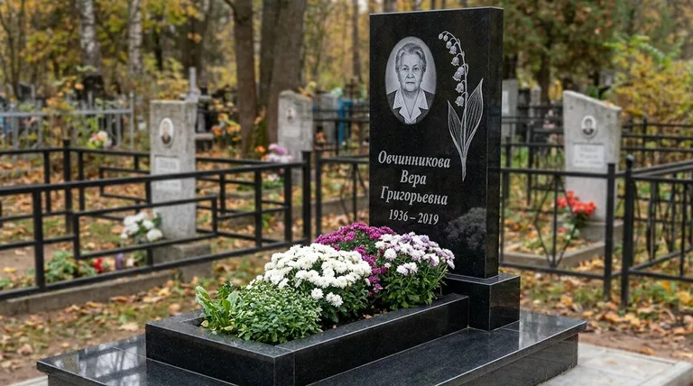 Памятник с гравировкой ландышей — выполненная работа «Овчинникова» в Тюмени