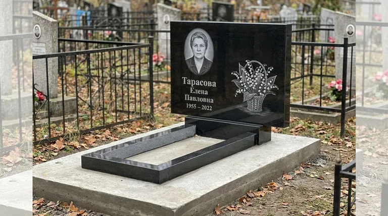 Памятник с гравировкой ландышей — выполненная работа «Тарасова» в Тюмени