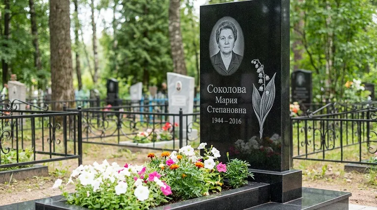 Памятник с гравировкой ландышей — выполненная работа «Соколова» в Тюмени