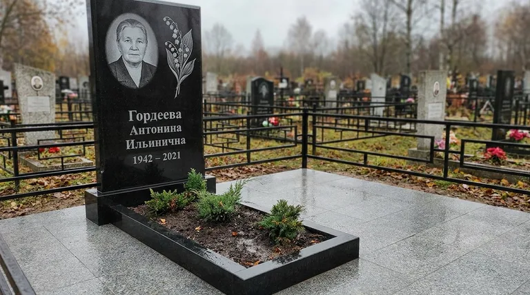 Памятник с гравировкой ландышей — выполненная работа «Гордеева» в Тюмени