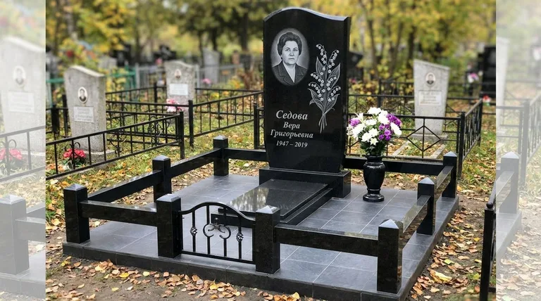 Памятник с гравировкой ландышей — выполненная работа «Седова» в Тюмени