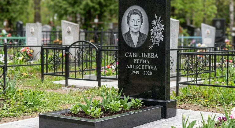 Памятник с гравировкой лилий — выполненная работа «Савельева» в Тюмени
