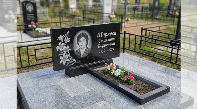 Памятник с гравировкой лилий — выполненная работа «Ширяева» в Тюмени