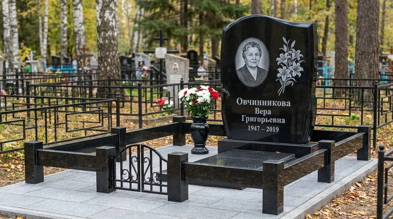 Памятник с гравировкой лилий — выполненная работа «Овчинникова» в Тюмени