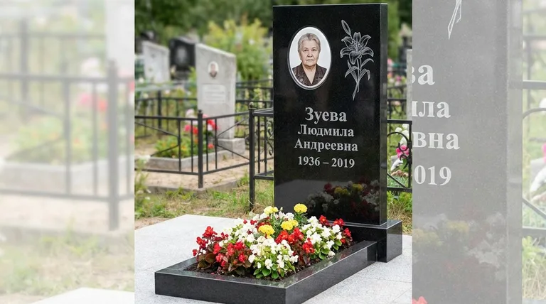 Памятник с гравировкой лилий — выполненная работа «Зуева» в Тюмени