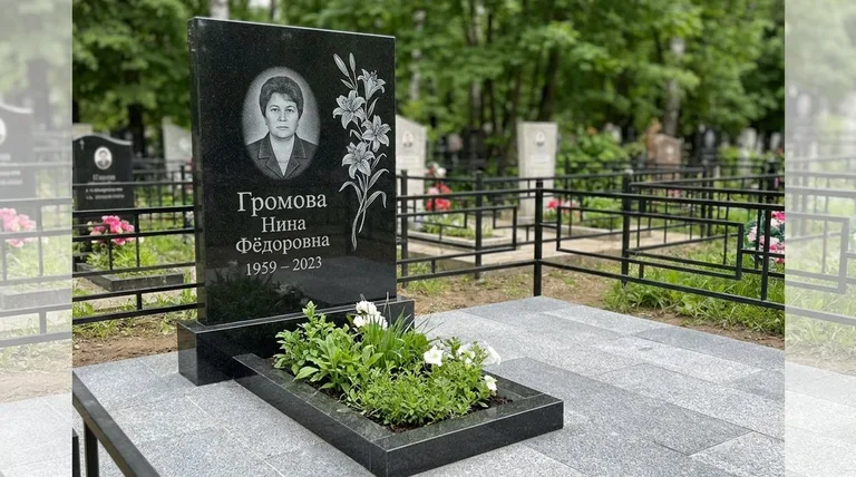 Памятник с гравировкой лилий — выполненная работа «Громова» в Тюмени