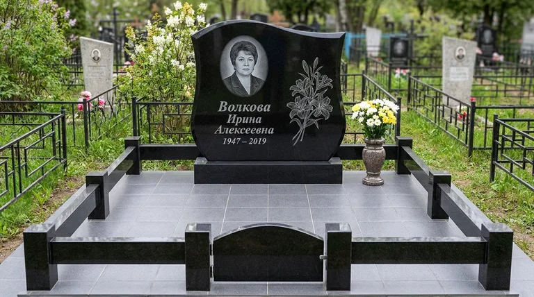 Памятник с гравировкой лилий — выполненная работа «Волкова» в Тюмени