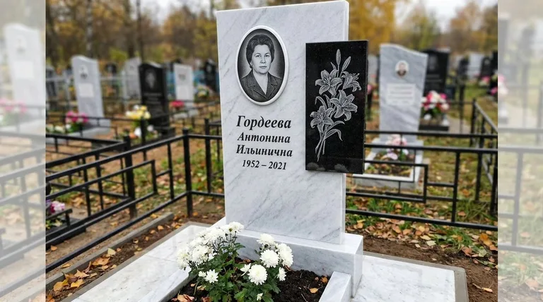 Памятник с гравировкой лилий — выполненная работа «Гордеева» в Тюмени