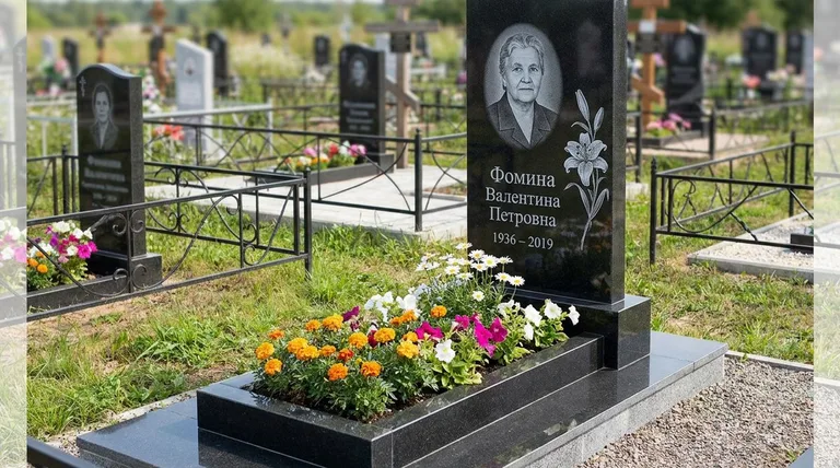 Памятник с гравировкой лилий — выполненная работа «Фомина» в Тюмени