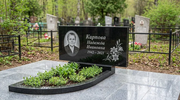 Памятник с гравировкой лилий — выполненная работа «Карпова» в Тюмени