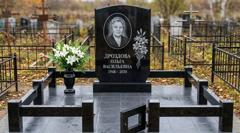 Памятник с гравировкой лилий — выполненная работа «Дроздова» в Тюмени
