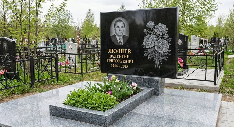 Памятник с гравировкой пионов — выполненная работа «Якушев» в Тюмени