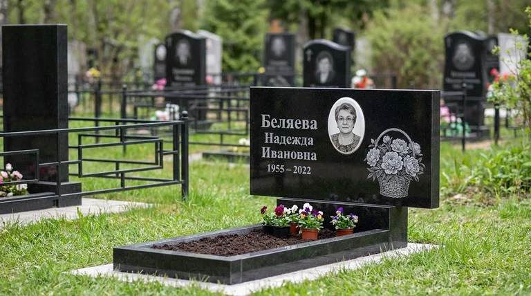 Памятник с гравировкой пионов — выполненная работа «Беляева» в Тюмени