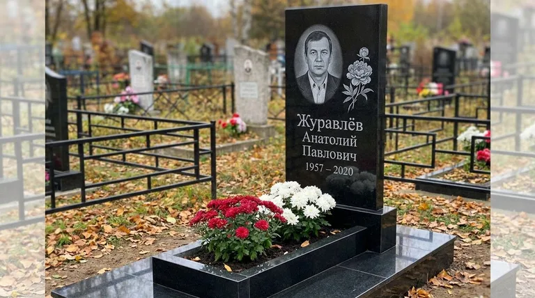 Памятник с гравировкой пионов — выполненная работа «Журавлёв» в Тюмени