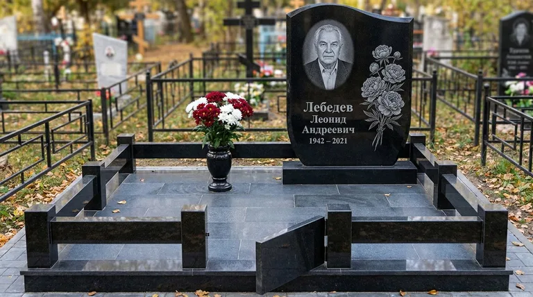 Памятник с гравировкой пионов — выполненная работа «Лебедев» в Тюмени