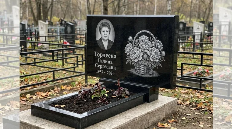 Памятник с гравировкой пионов — выполненная работа «Гордеева» в Тюмени