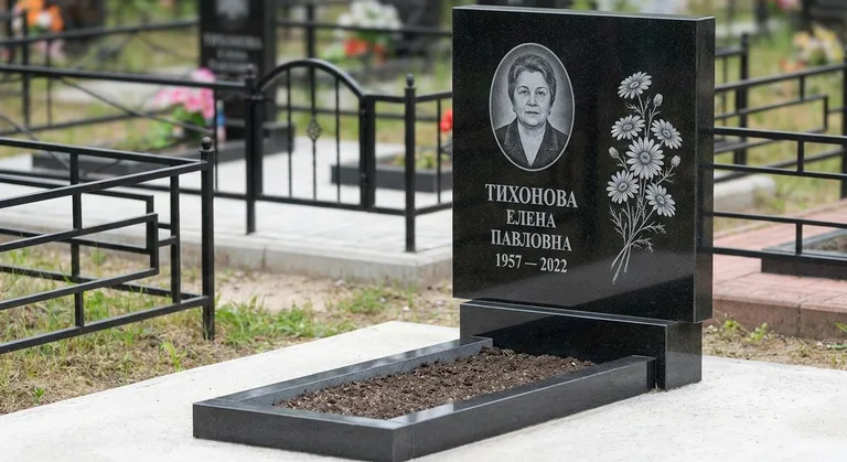 Памятник с гравировкой ромашек — выполненная работа «Тихонова» в Тюмени