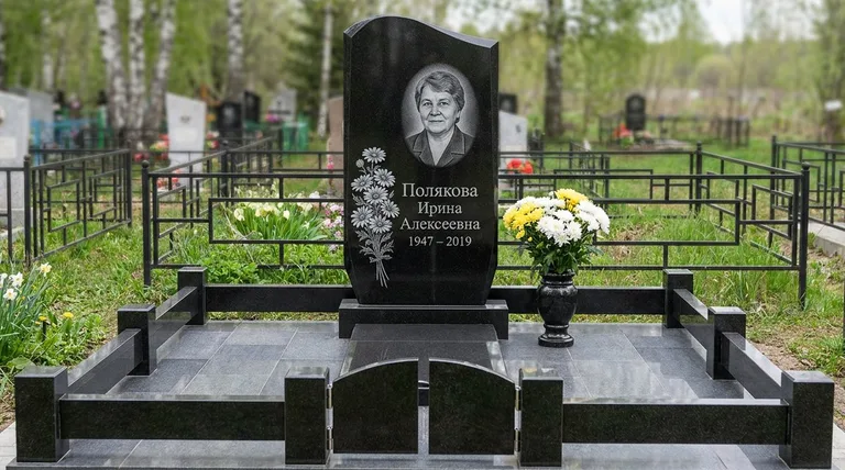Памятник с гравировкой ромашек — выполненная работа «Полякова» в Тюмени