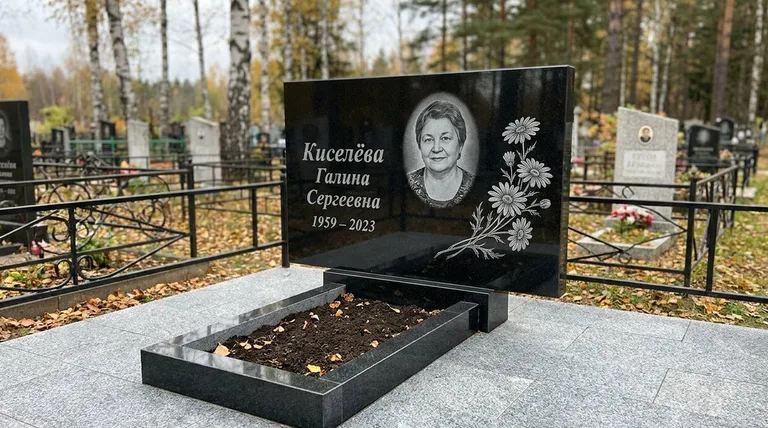 Памятник с гравировкой ромашек — выполненная работа «Киселёва» в Тюмени