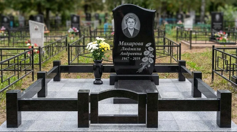Памятник с гравировкой ромашек — выполненная работа «Макарова» в Тюмени