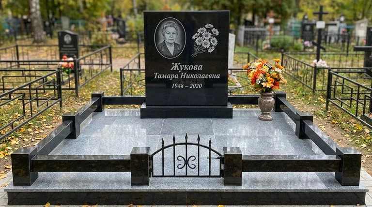 Памятник с гравировкой ромашек — выполненная работа «Жукова» в Тюмени