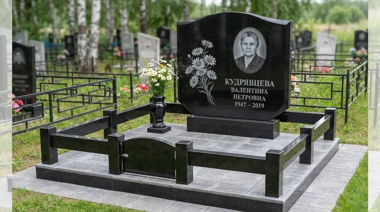 Памятник с гравировкой ромашек — выполненная работа «Кудрявцева» в Тюмени