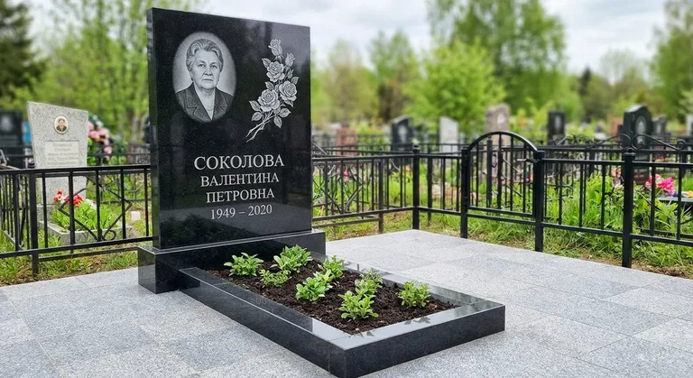 Памятник с гравировкой роз — выполненная работа «Соколова» в Тюмени
