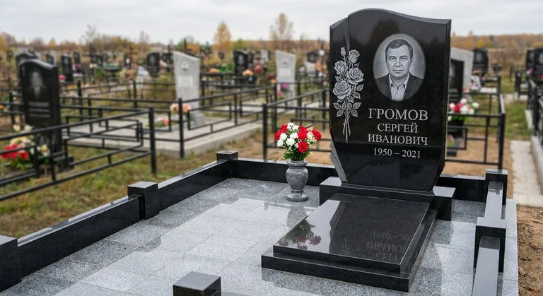 Памятник с гравировкой роз — выполненная работа «Громов» в Тюмени