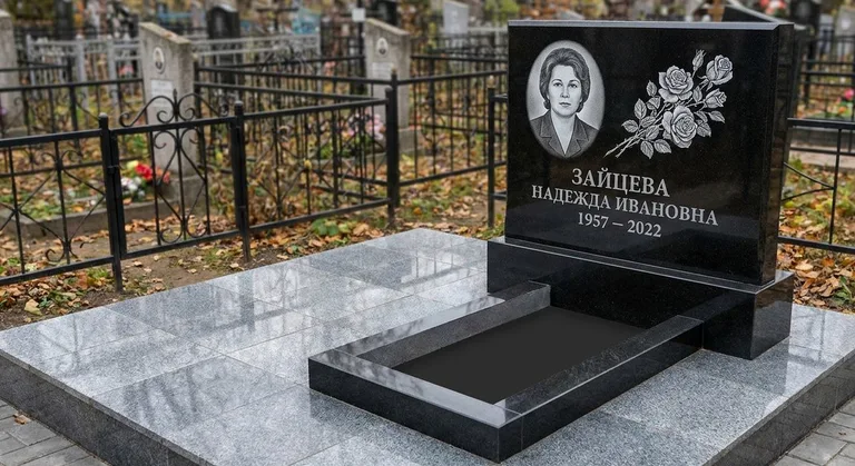 Памятник с гравировкой роз — выполненная работа «Зайцева» в Тюмени