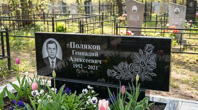 Памятник с гравировкой роз — выполненная работа «Поляков» в Тюмени