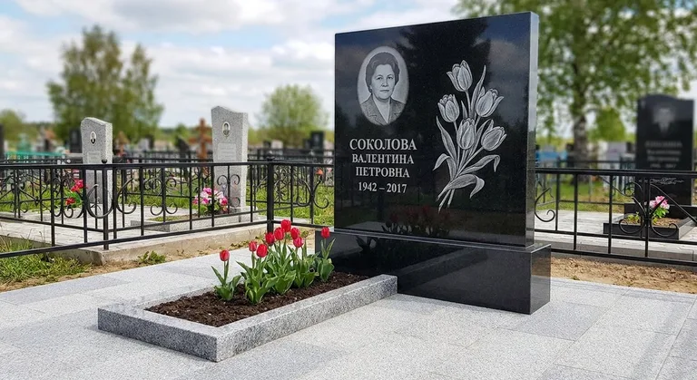 Памятник с гравировкой тюльпанов — выполненная работа «Соколова» в Тюмени