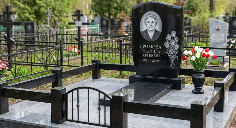 Памятник с гравировкой тюльпанов — выполненная работа «Громова» в Тюмени
